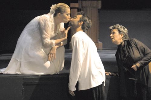 Scena z przedstawienia "Rzeźnia" w reżyserii Agnieszki Lipiec-Wróblewskiej, 2005, Teatr Narodowy w Warszawie. Na zdjęciu: Joanna Trzepiecińska, Marcin Przybylski, Gabriela Kownacka, fot. Michał Mrowiec / Teatr Narodowy w Warszawie